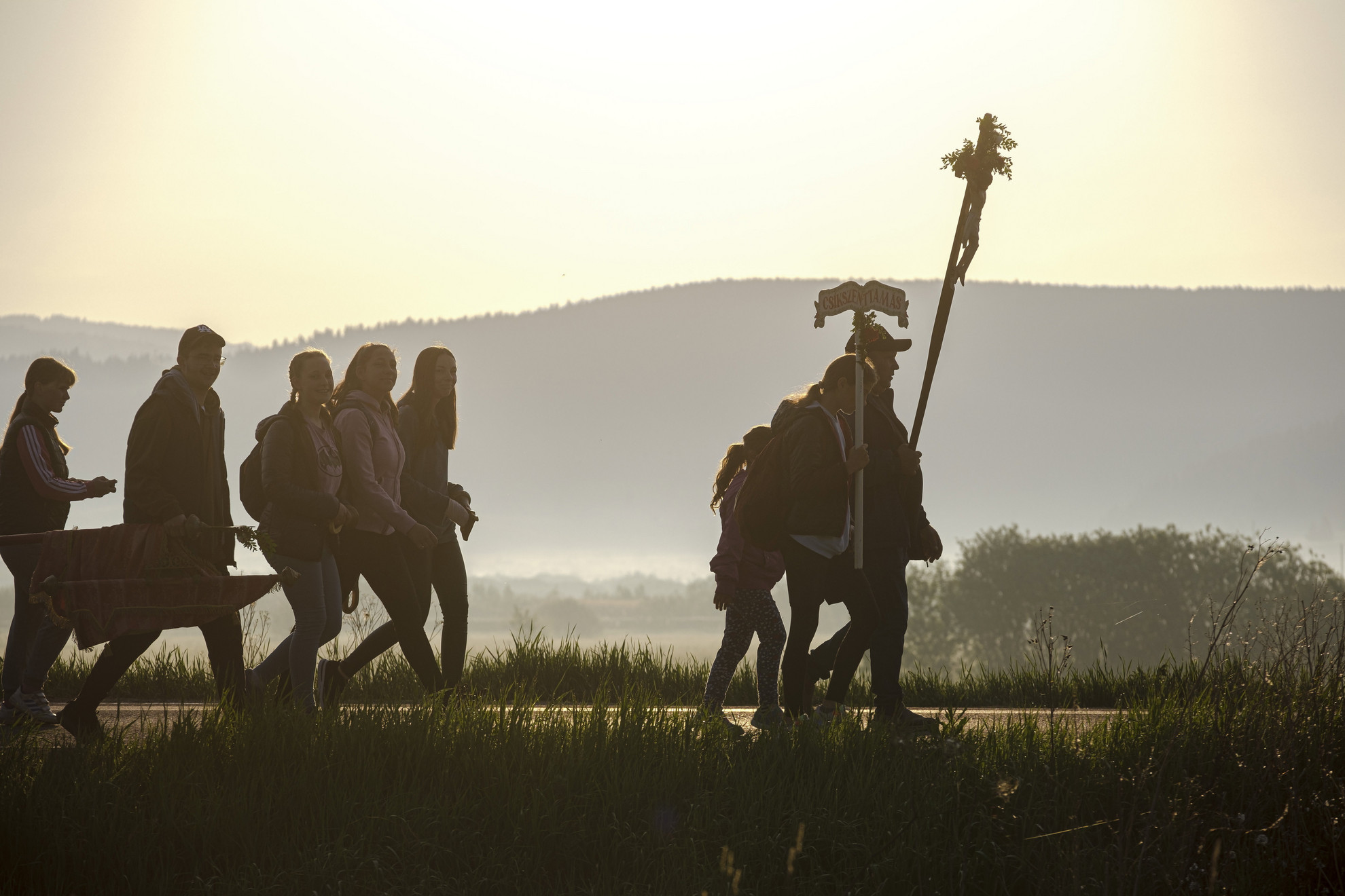 A csíksomlyói búcsúra tartó csíkkszenttamási keresztalja gyalogos zarándoklata Csíkrákos határában 2022. június 4-én reggel