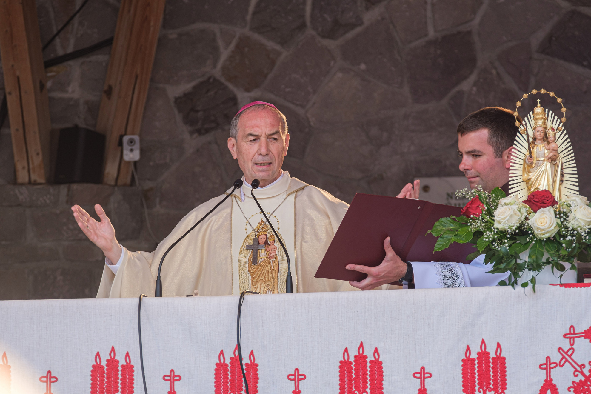 Udvardy György veszprémi érsek, ünnepi szónok a csíksomlyói búcsú szentmiséjén a Kis- és Nagysomlyó-hegy közötti hegynyeregben Csíksomlyón 2022. június 4-én