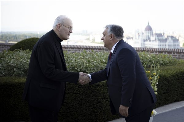 Orbán Viktor miniszterelnök (j) köszönti 70. születésnapja alkalmából Erdő Péter Széchenyi-díjas katolikus teológust, bíborost, esztergom-budapesti érseket, Magyarország prímását, akadémikust, a Magyar Szent István Rend kitüntetettjét