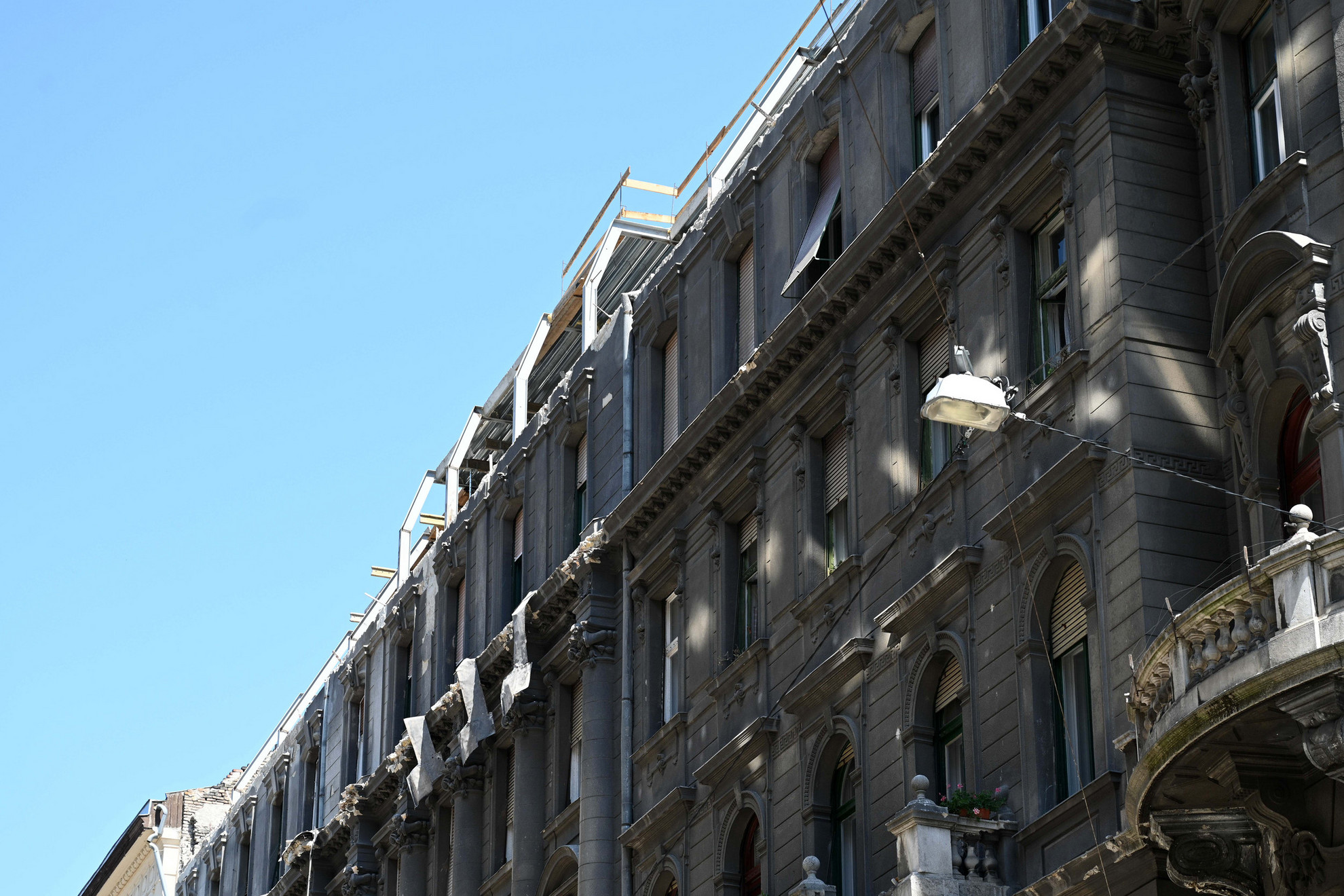 Az Aradi és a Jókai utca kereszteződésében található ötszintes épület tetejéről indult el az omlás