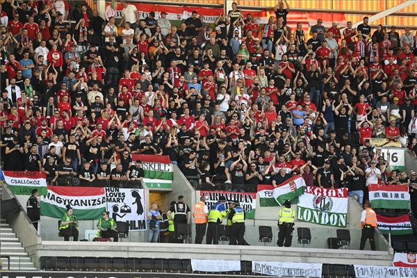 Magyar szurkolók a labdarúgó Nemzetek Ligája 4. fordulójában játszott Anglia - Magyarország mérkőzésen wolverhamptoni Molineux Stadionban