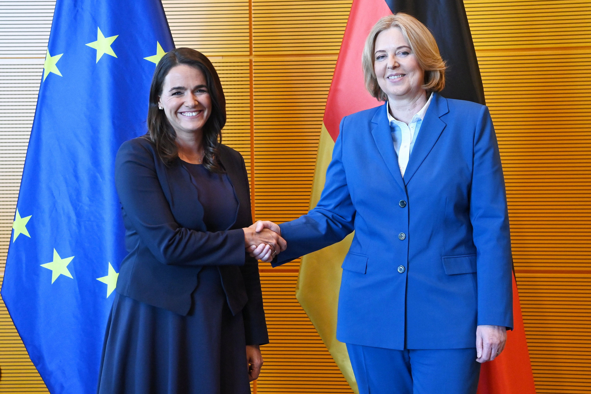 Bärbel Bas, a szövetségi parlament alsóházának (Bundestag) elnöke fogadja Novák Katalin köztársasági elnököt (b) Berlinben, a Bundestag épületében