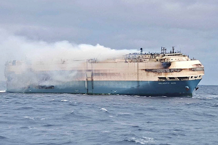 Örökre a hullámsírban maradhat a luxusautókat szállító teherhajó az Azori-szigetek közelében