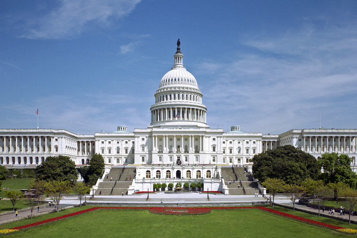Az amerikai kongresszus az utolsó pillanatban tartott szavazással elkerülte a kormány részleges leállását