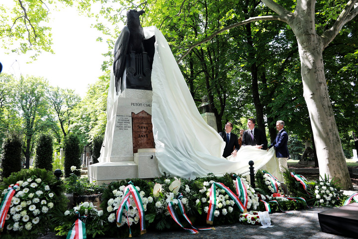 Felavatták a Petőfi család felújított síremlékét