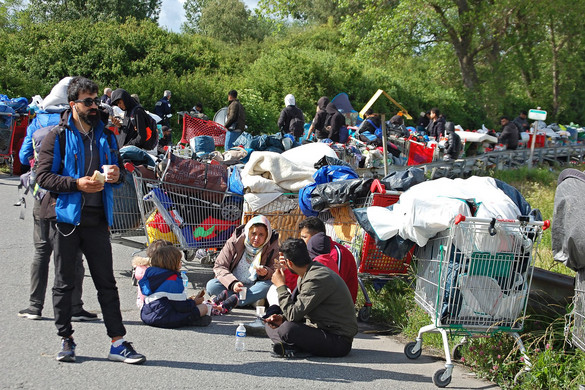 Folyamatosan érkeznek a migránsok a Balkánon, a szlovénok mégis elbontanák a határkerítést