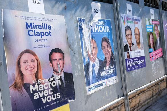 Macron pártja és a baloldal holtversenyben az élen