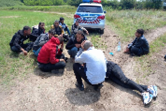 Tizennégy migránssal borult fel egy furgon Inárcson