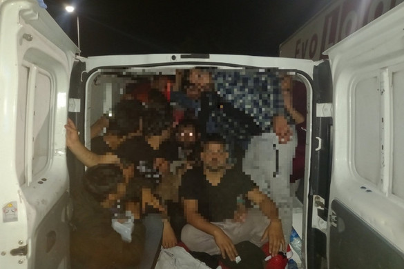 Huszonkilenc külföldit zsúfolt össze egy kisteherautóban egy magyar embercsempész