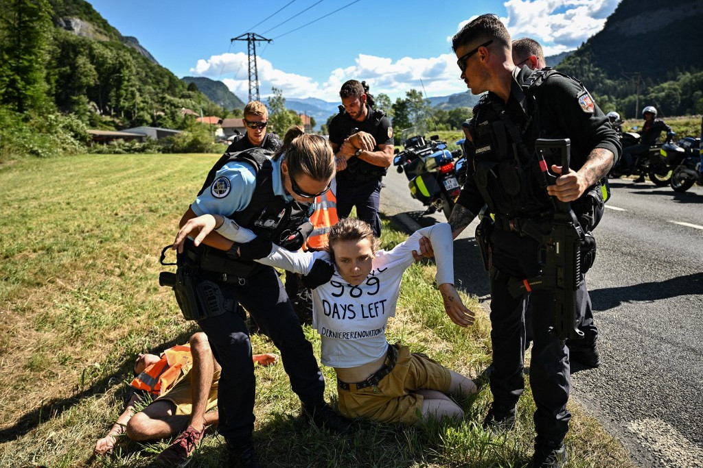 Fotó: AFP/Marco Bertorello A klímaaktvistákat a francia csendőrök elvezették a helyszínről