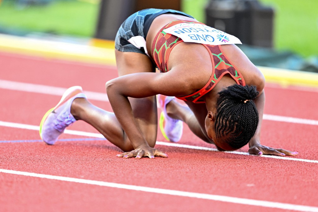 A győztes Faith Kipyegon megcsókolta a pályát örömében