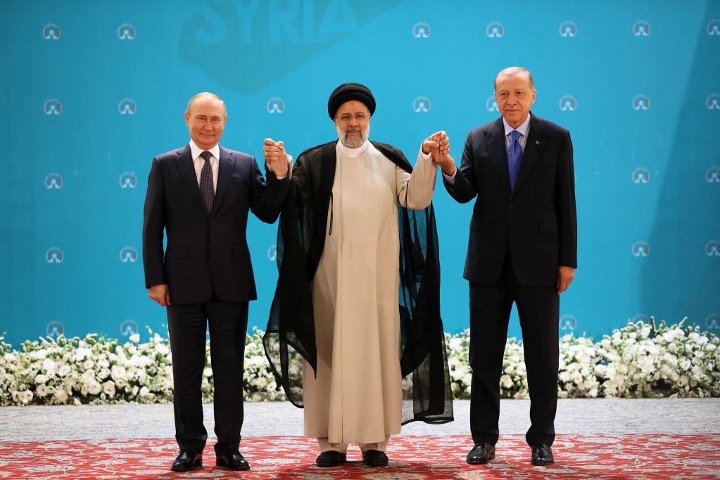 Vlagyimir Putyin orosz, Ebrahim Raíszi iráni és Recey Tayyip Erdogan török elnök (b-j) Iránban