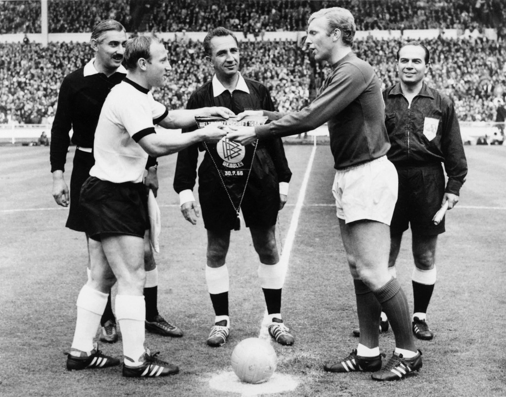 Az 1966-os, angolok ellen elveszített vb-döntőben ő volt a Nationalelf csapatkapitánya. A képen balra Seeler, jobbra Bobby Moore, az angol cséká látható
