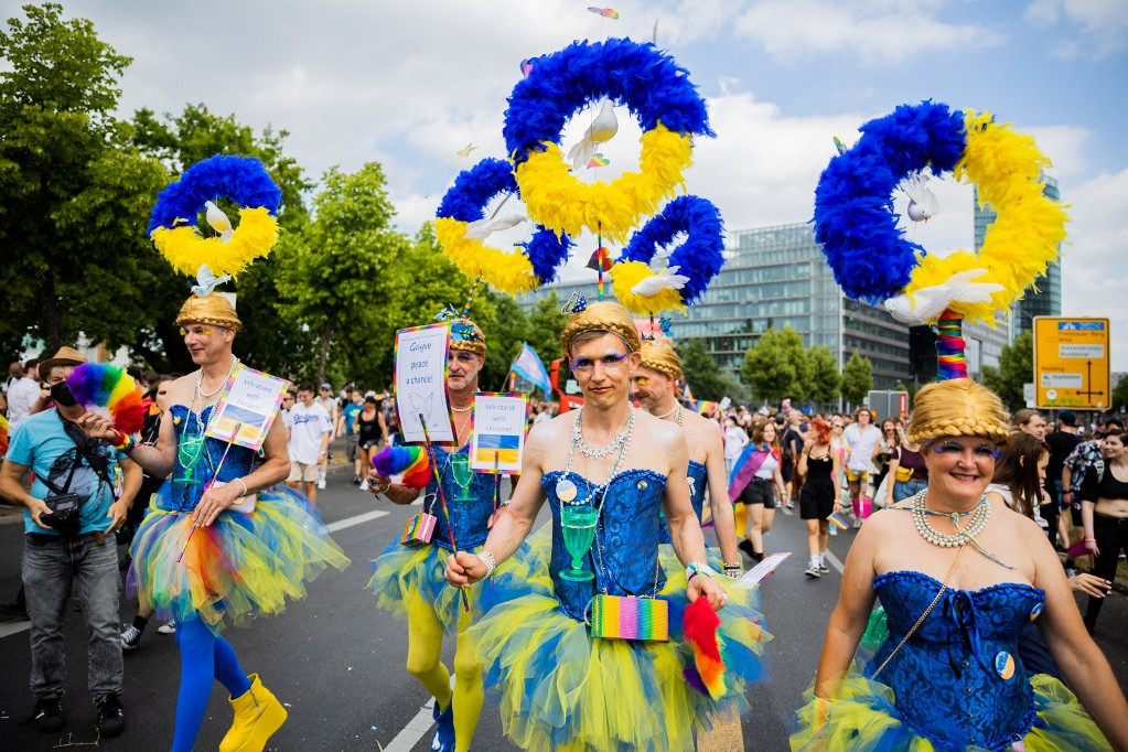 A berlini Pride-kavalkádban többen is igyekeztek jelmezeikkel kiállni az ukránok mellett