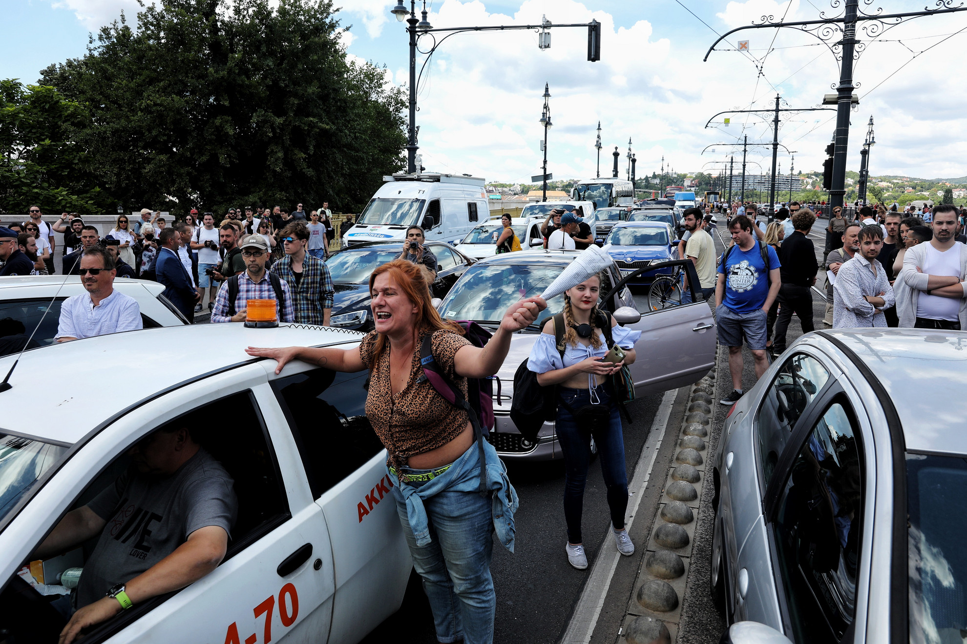 Megbénítják a baloldali tüntetők a belváros forgalmát, akiket gyurcsányista politikusok vezetnek