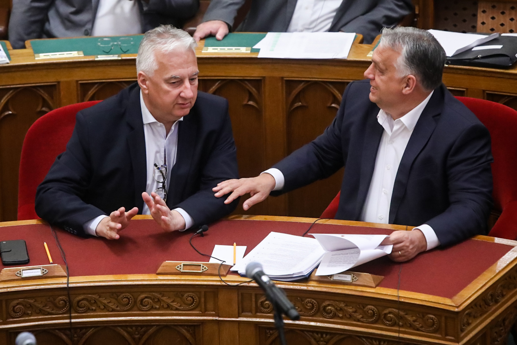 Semjén Zsolt nemzetpolitikáért felelős miniszterelnök-helyettes (b) és Orbán Viktor miniszterelnök (j) az Országgyűlés rendkívüli plenáris ülésén 2022. július 19-én