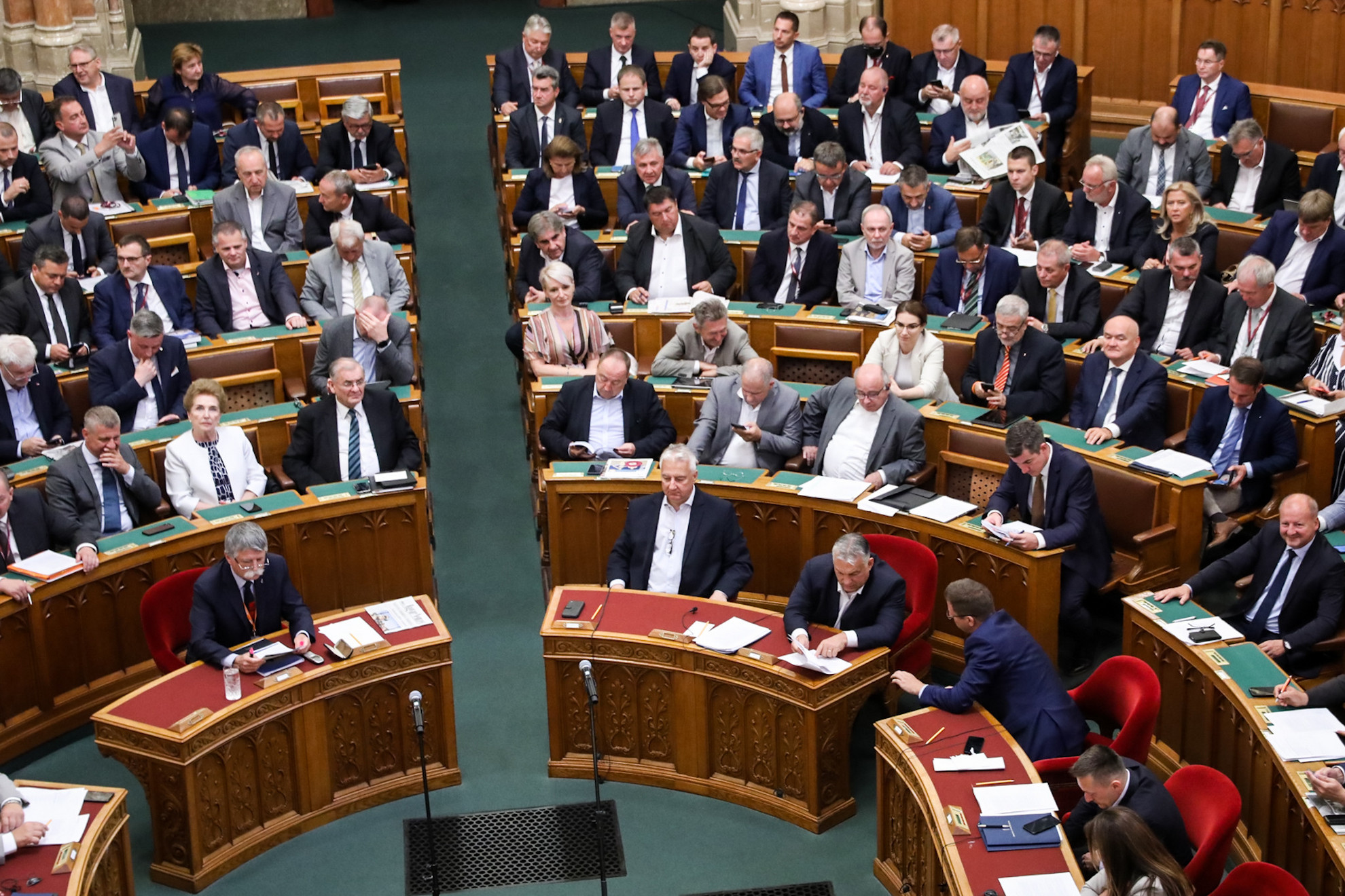 A képviselők a szavazás után az Országgyűlés rendkívüli plenáris ülésén 2022. július 19-én