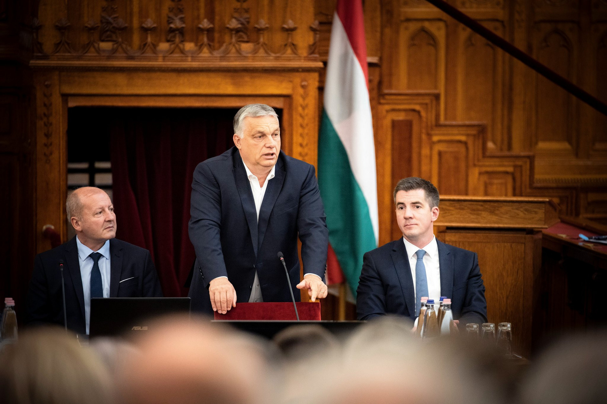 Orbán Viktor miniszterelnök (k) az elhúzódó háború miatt kialakult európai gazdasági válságról, a háborús inflációról és az energiaárak alakulásáról ad tájékoztatást a Fidesz és a KDNP-frakciónak a parlamentben 2022. július 11-én