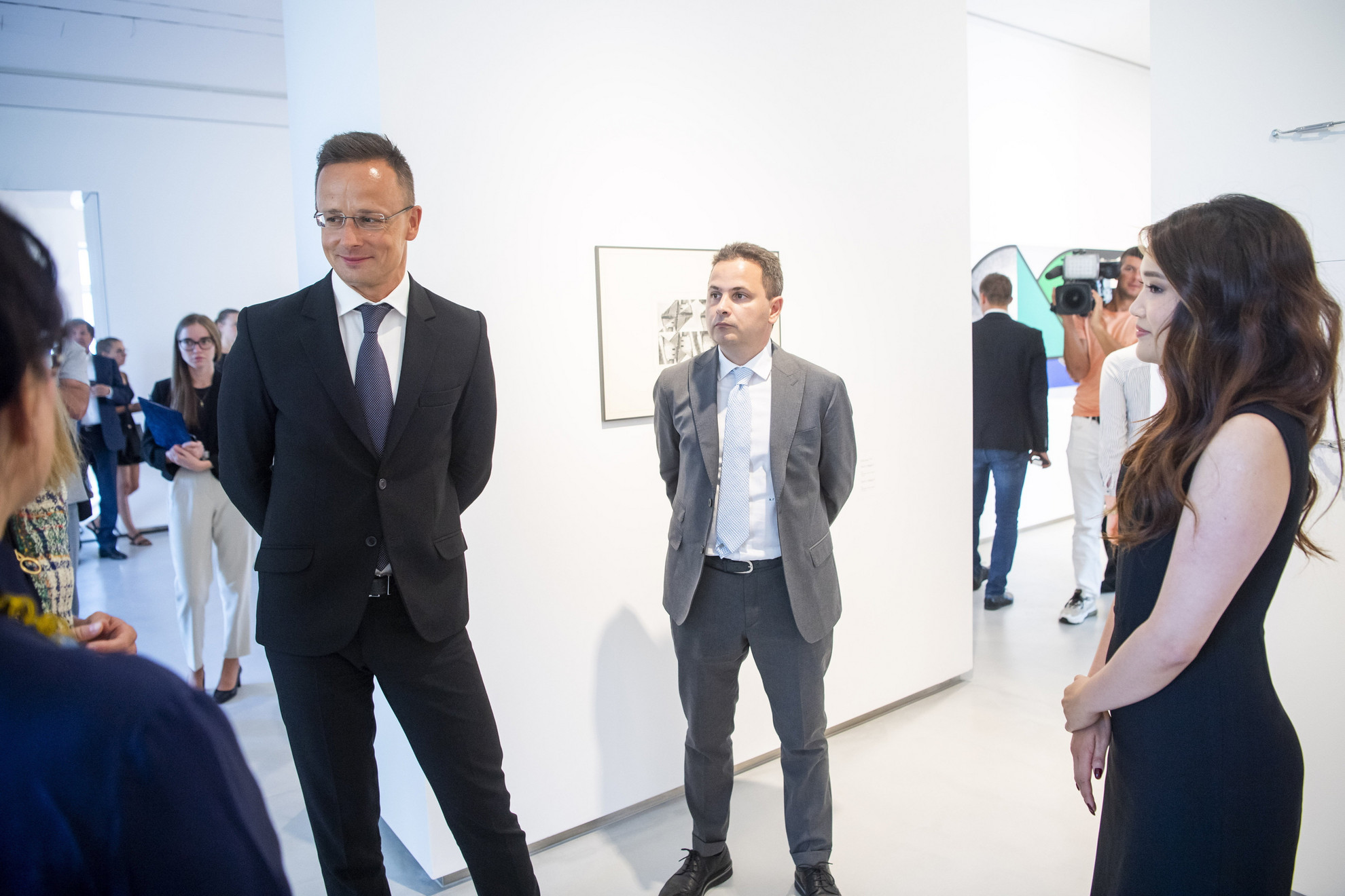 Szijjártó Péter külgazdasági és külügyminiszter (b2) és Queenie Rosita Law üzletasszony, a Q Contemporary Múzeum alapítója (j) a múzeum megnyitó ünnepségén Budapesten, az Andrássy úton 2022. július 25-én