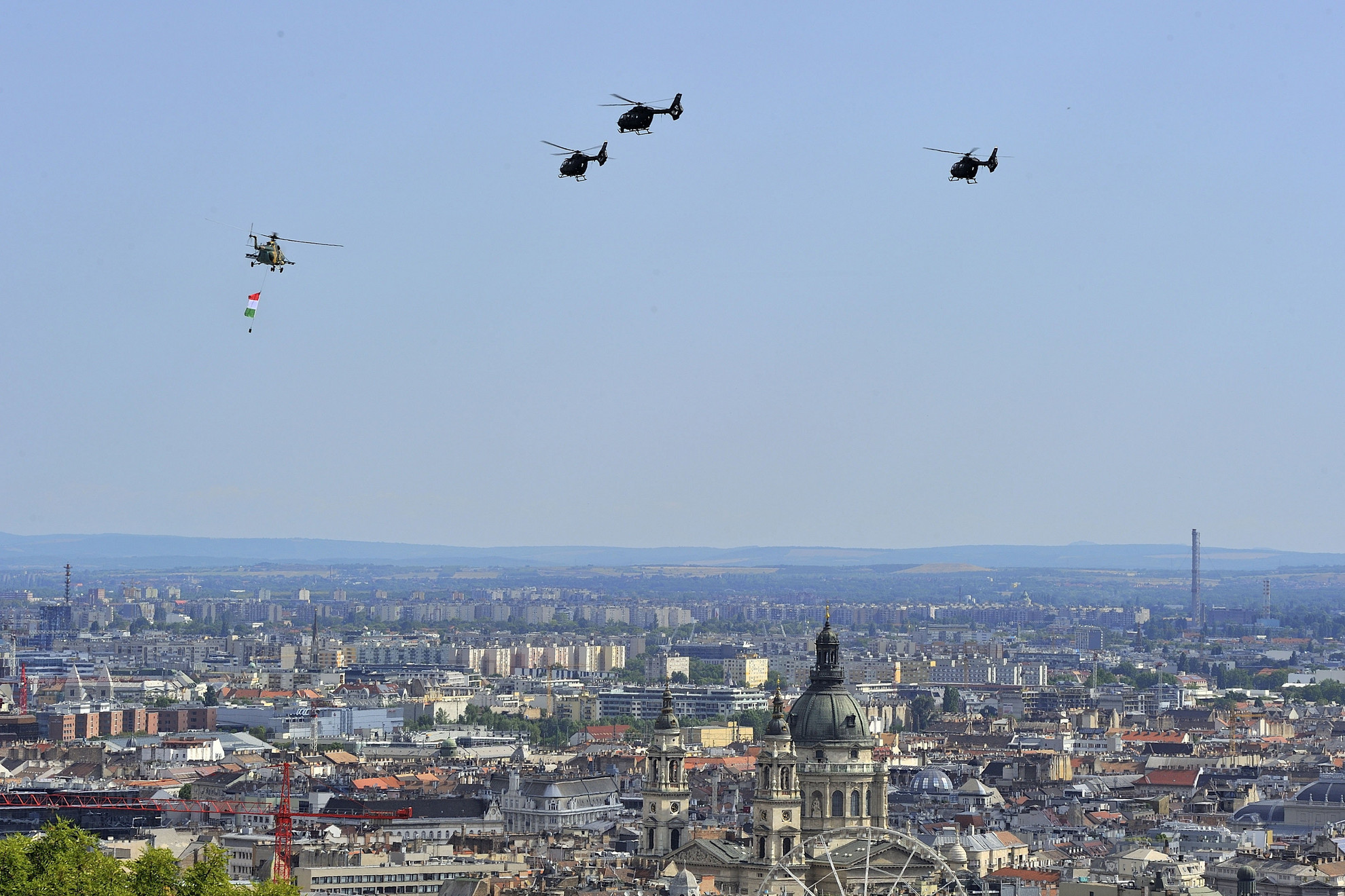 A Magyar Honvédség Mi-17-es és Airbus H145M-es helikopter-köteléke Budapest felett az altisztavatási ünnepség alkalmából tartott bemutatón 2022. július 16-án