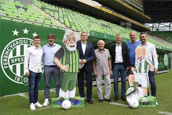 Sigér Dávid (b), Lipcsei Péter (b2), Rákosi Gyula (k), Nyilasi Tibor (j2) és Botka Endre (j) az FTC korábbi és jelenlegi labdarúgói, valamint Kubatov Gábor, az FTC elnöke (j3) és Szirmák Botond, a Provident Pénzügyi Zrt. vezérigazgatója (b3) a sportegyesület mesekönyvéről szóló támogatási szerződés aláírása után a Groupama Arénában
