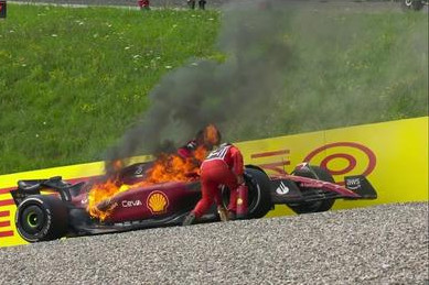 Fotó: Facebook/Scuderia Ferrari Fans Sainz kocsija kigyulladt