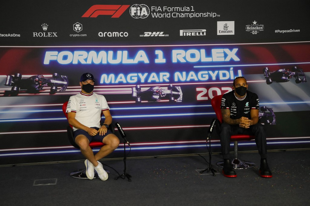 Bottas és Hamilton sajtótájékoztatója a Mercedes boksznál a 2021-es Magyar Nagydíj előtt