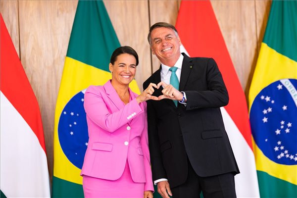 Novák Katalin köztársasági elnök (k) és vendéglátója, Jair Bolsonaro brazil elnök (b)