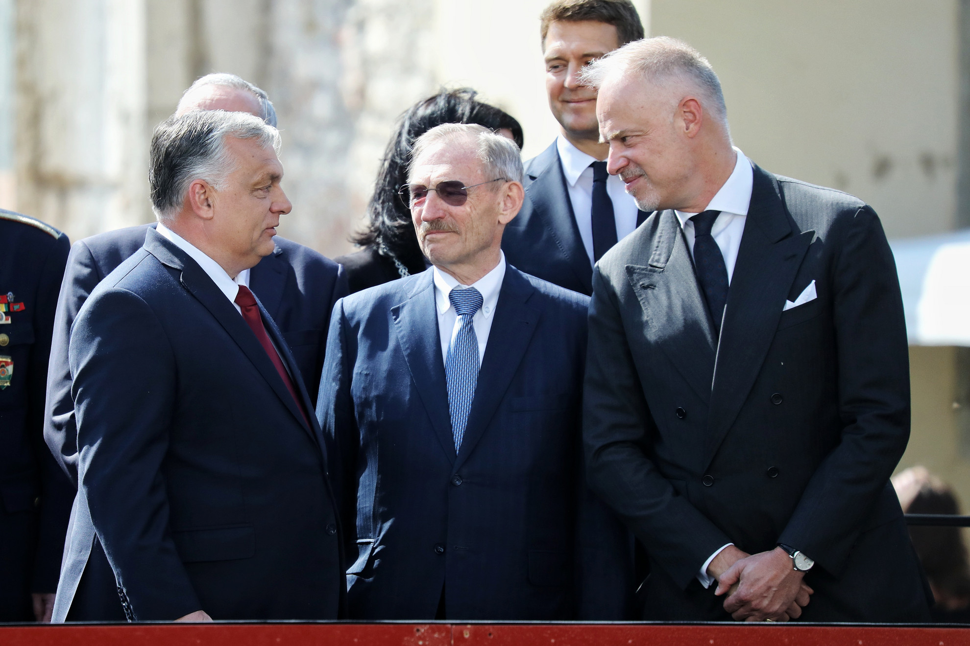 Orbán Viktor miniszterelnök, Pintér Sándor belügyminiszter és Szalay-Bobrovniczky Kristóf honvédelmi miniszter (b-j) a tisztavatási ünnepségen