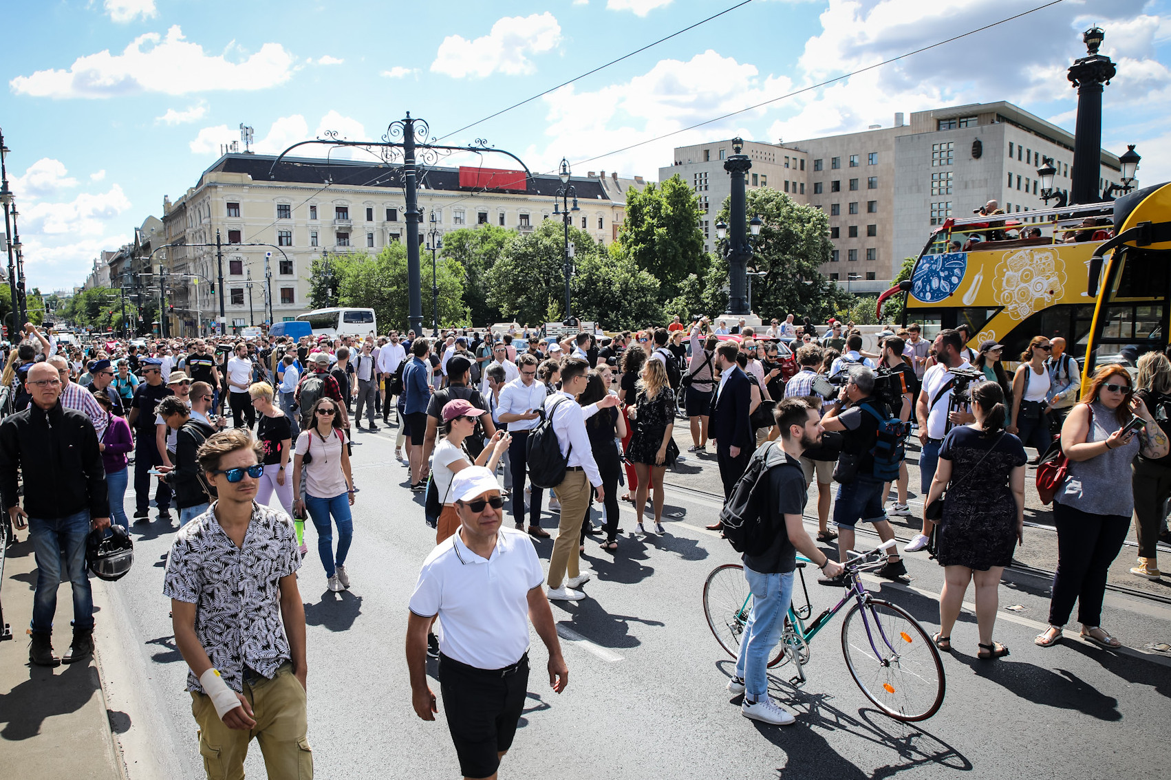 Megbénítják a baloldali tüntetők a belváros forgalmát, akiket gyurcsányista politikusok vezetnek