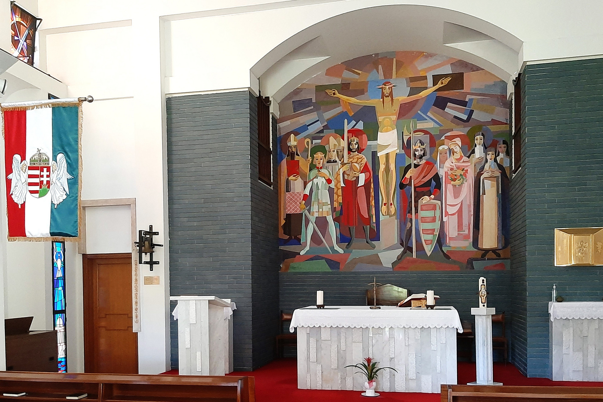 Prokop Péter festményei díszítik a kápolna szentélyét, a közösségi terek és szobák falait is