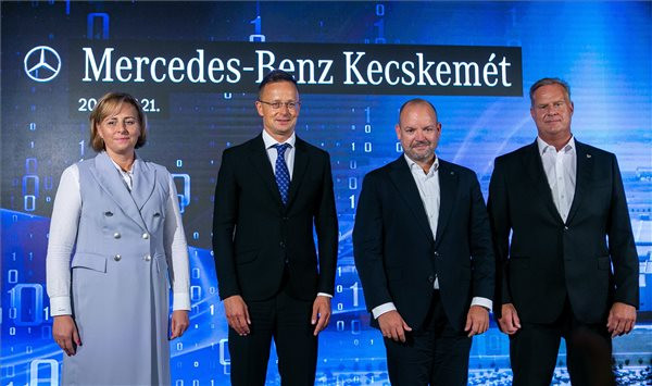 Szijjártó Péter miután együttműködési szándéknyilatkozatot írt alá a Mercedes-Benz Manufacturing Hungary Kft. beruházásbejelentő sajtótájékoztatóján