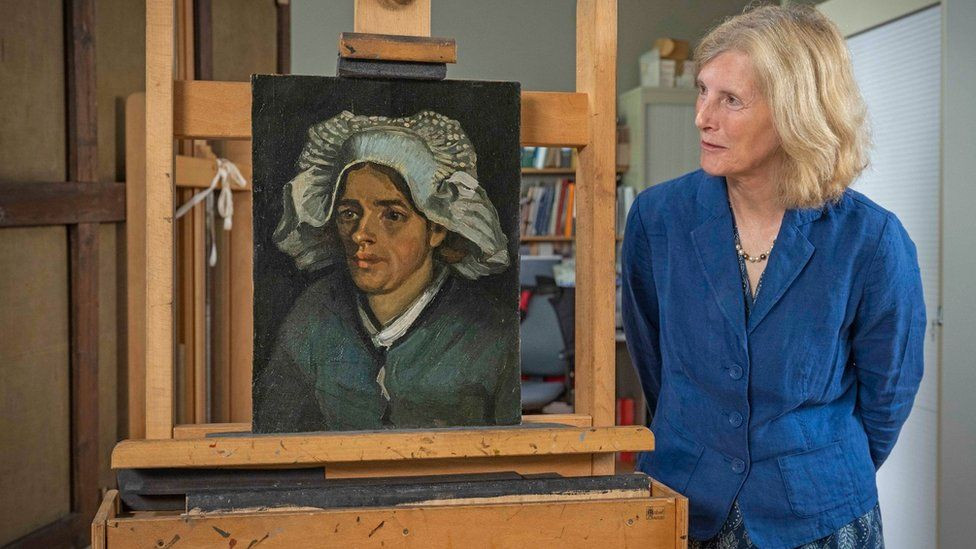 Frances Fowle vezető kurátor a Parasztasszony portréjával