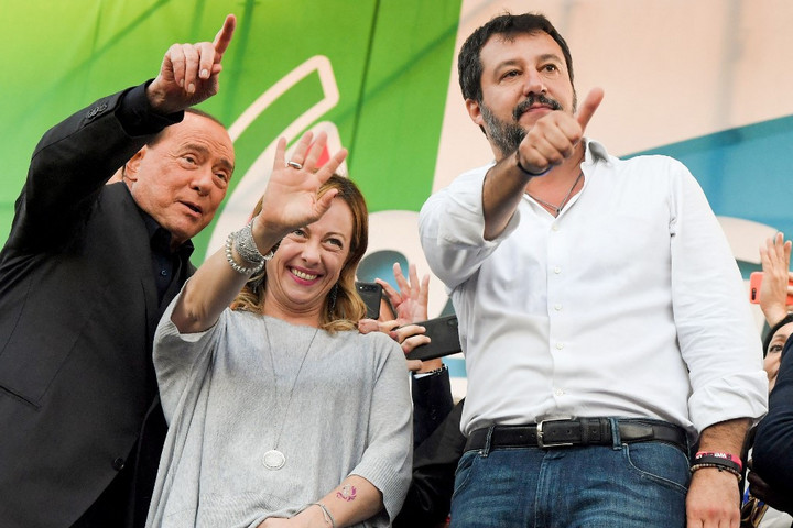 A bukott olasz baloldal az  „orosz kapcsolattal” akarja lejáratni a konzervatív erőket