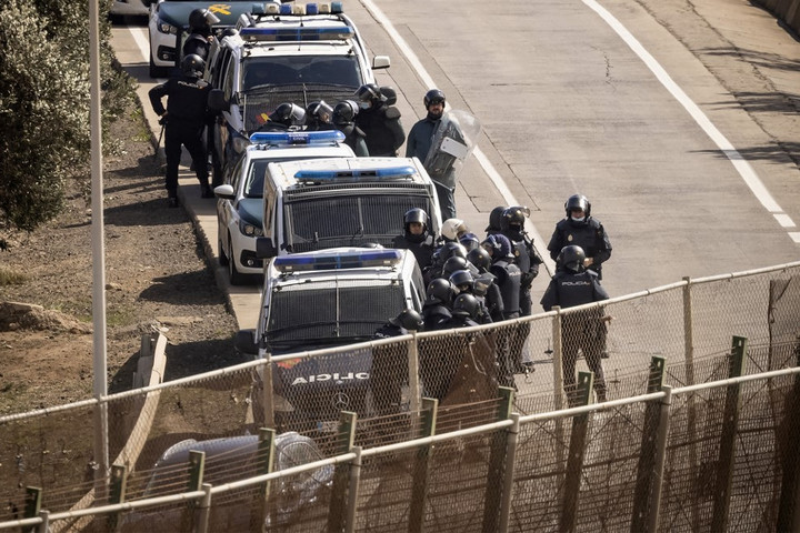 Szigorított börtönt kaptak a marokkói–spanyol határkerítést megostromló migránsok