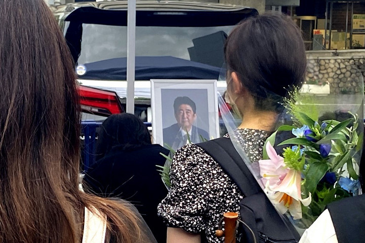 Fotó: AFP/Sputnik/Kseniya Naca Tömegek kísérték utolsó útjára a meggyilkolt Abe Sindzót