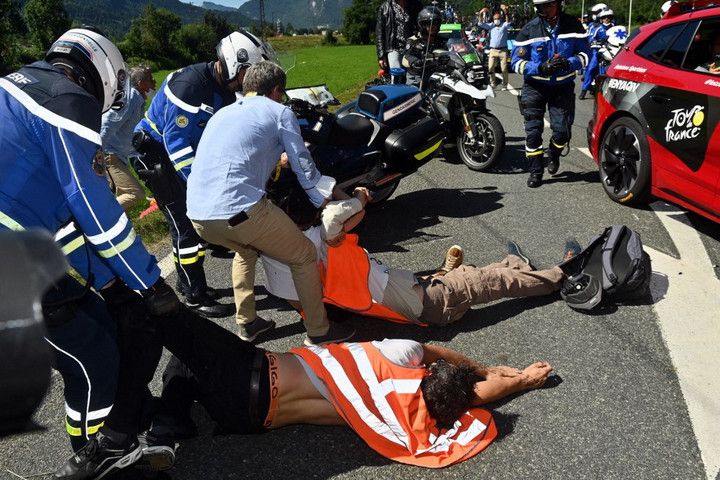 Klímatüntetők feküdtek keresztbe az úton a Touron