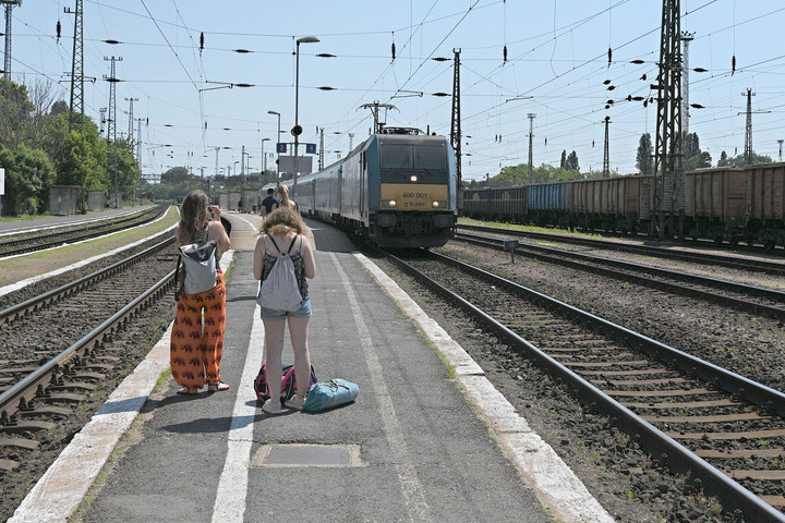 Kétórás, ütemes közlekedés a Székesfehérvár–Komárom vasútvonalon