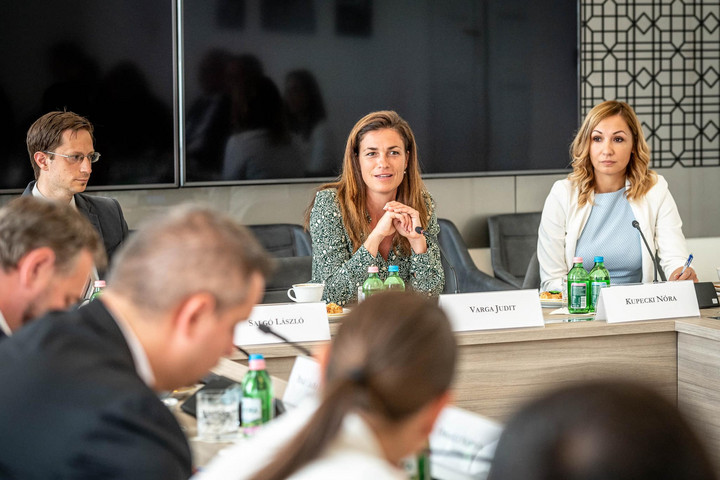 Fotó: Facebook - Varga Judit Fogyasztóvédelmi Kerekasztalt hoztak létre