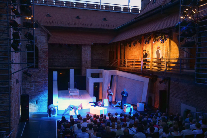Színház a középkorban és a Dóm téren