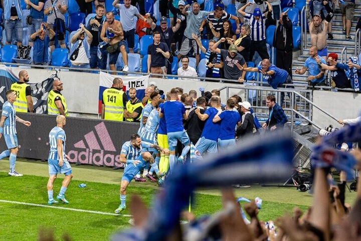 Balhézó drukkerei miatt megbüntette a Slovant az UEFA