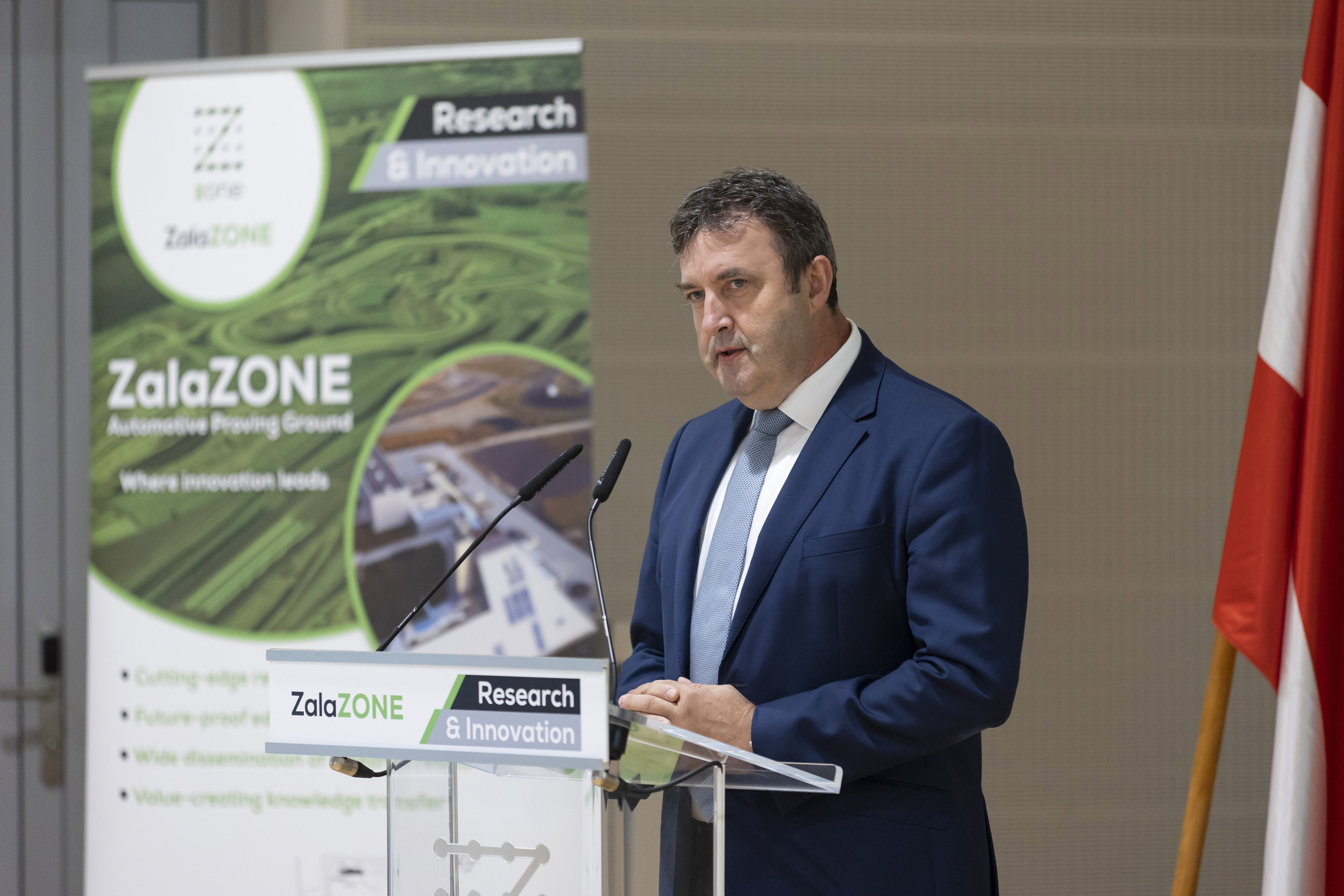 Palkovics László: A járműgyártás meghatározó tényező