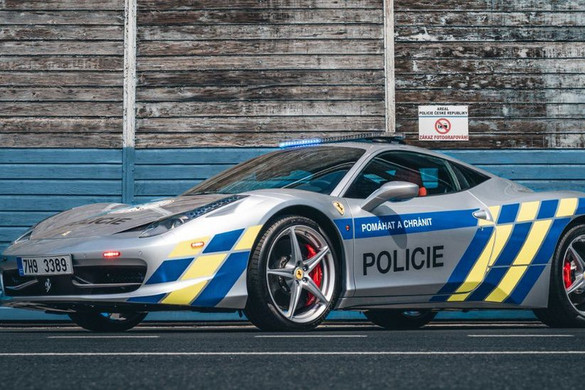 Elkobzott Ferrarival bővült a cseh rendőrség flottája