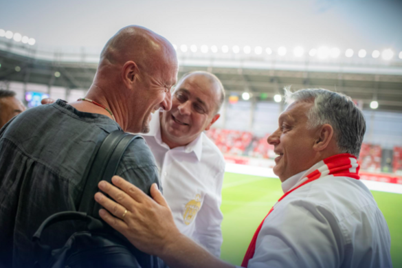 Orbán Viktor együtt énekelt és fotózkodott a Sepsi OSK szurkolóival