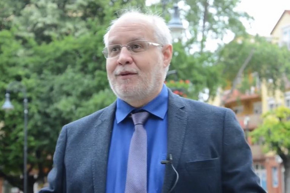 Közpénzből többször is körbekocsikázhatta a Földet a DK-s politikus