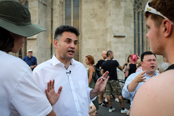Megint csak néhány százan tüntetnek Budapesten