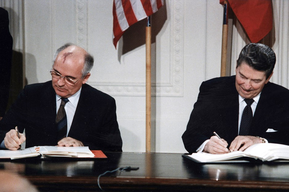 Mihail Gorbacsov SZKP főtitkár és Ronald Reagan amerikai elnök aláírják az INF-szerződést a Fehér Ház Keleti Szobájában, 1987. december 8-án