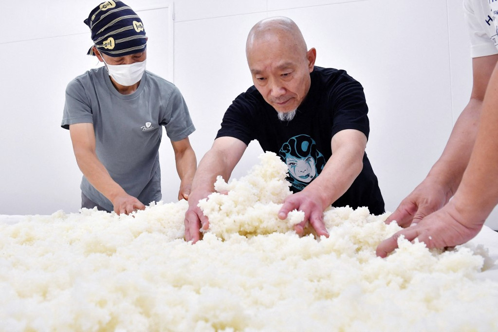 A szaké alapanyagai a rizs, a lehető legtisztább víz és a kodzsi nevű erjesztőanyag. A munka első lépéseként a rizs megtisztítják és külső felszínét lehántják. A termény fajtája, begyűjtési földrajzi helye és a pucolás mikéntje alapvetően határozza meg az ital minőségét. Az előkészített rizst áztatják és gőzölik, majd hozzáadják a kodzsi-t, ezután pedig az erjesztés és préselés következik.
