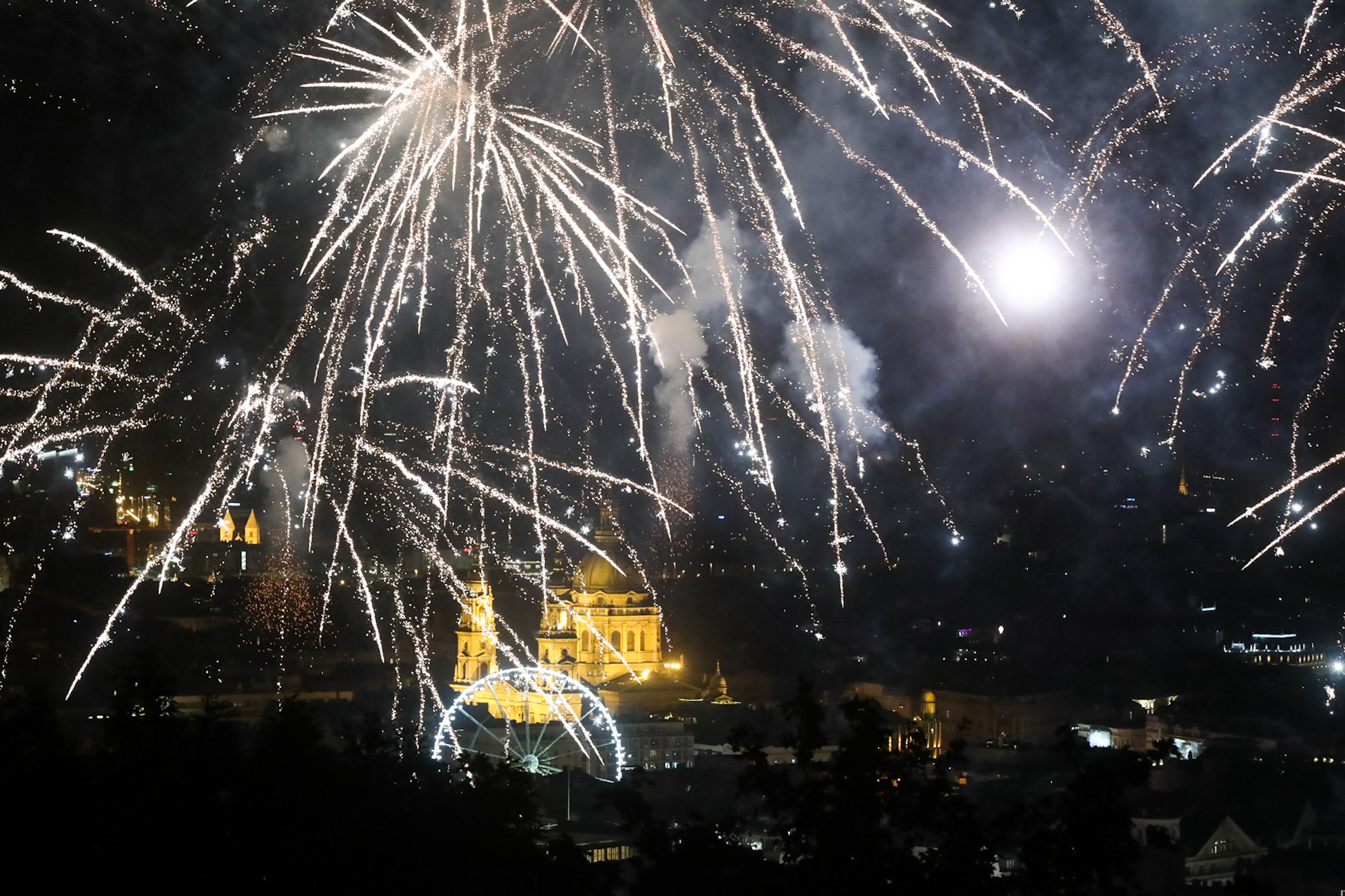 Tűzijáték a Duna felett Budapesten 2022. augusztus 27-én.