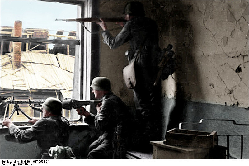 Német katonák egy ház ablakában várják az ellenséget